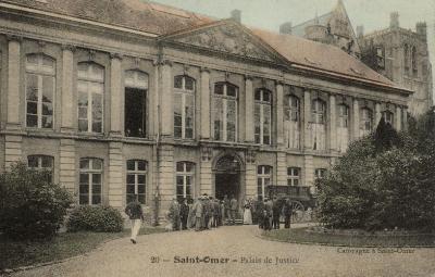 La cour intérieur du palais de justice, on voit beaucoup de gens qui viennent pour assister à un procés, on peut même voir le fourgon cellulaire qui ammenait les condannés. sur le fronton de la façade on peut voir la devise du roi soleil 